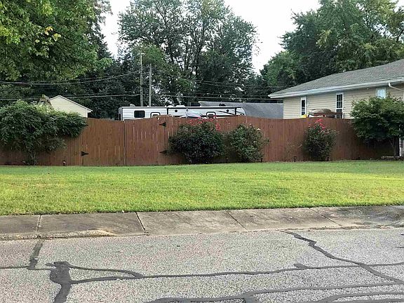 5th image of 501 Stanley Ave