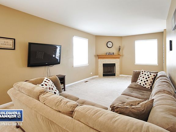 8203 Woodview Ave, Joliet ~ Living Room