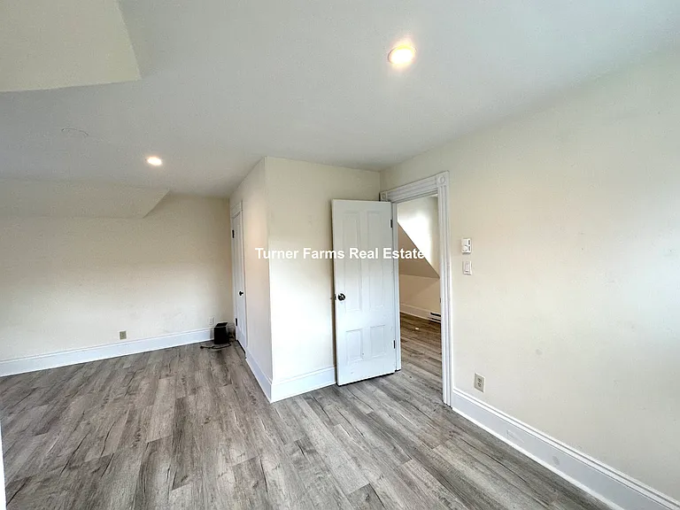 72 Roseclair St #2R — Photo 10