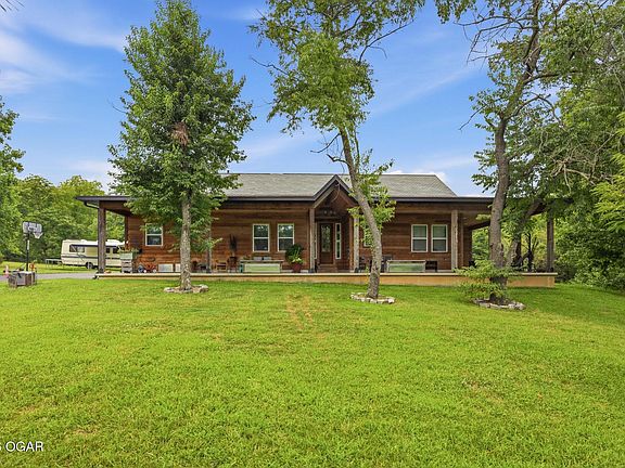 2nd image of 9689 Geranium Rd