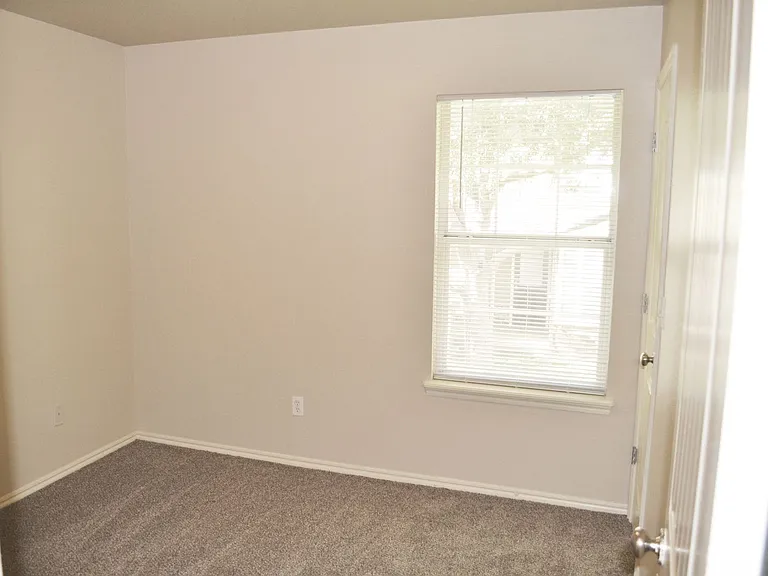 Sydney Court Townhomes — Photo 40