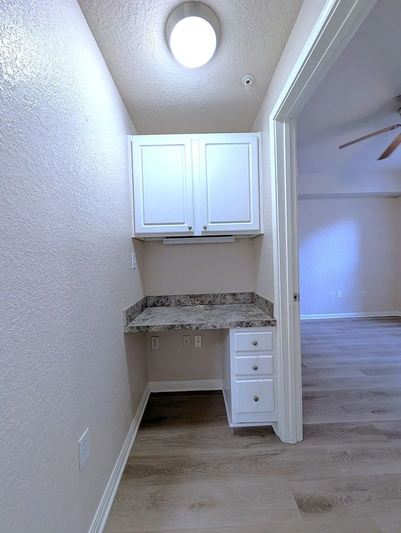 1x1 Spacious, bright and comfortable! Newly renovated! Walk to Lake Ivanhoe! — Photo 4