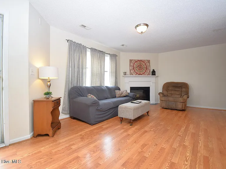 2325 Vineyard Dr #C3 — Photo 3