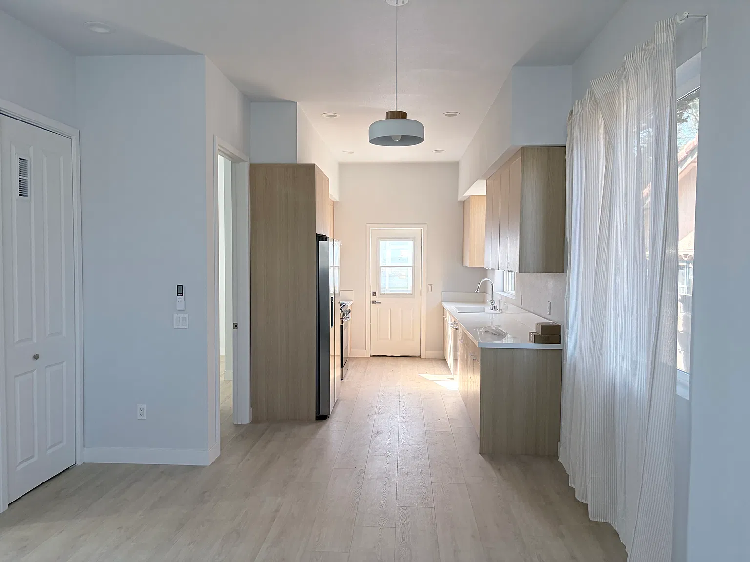 3 bed, 1400 sqft, $3,995 — Photo 3
