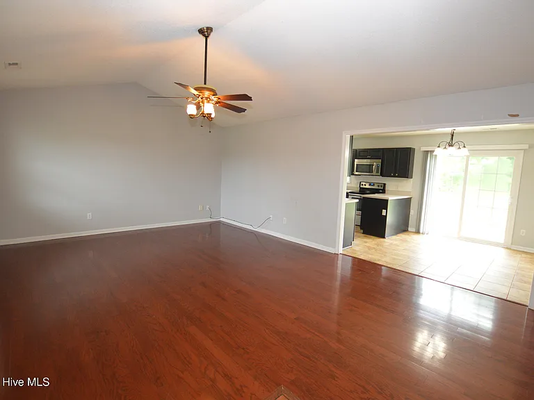 107 Esquire Dr — Photo 2