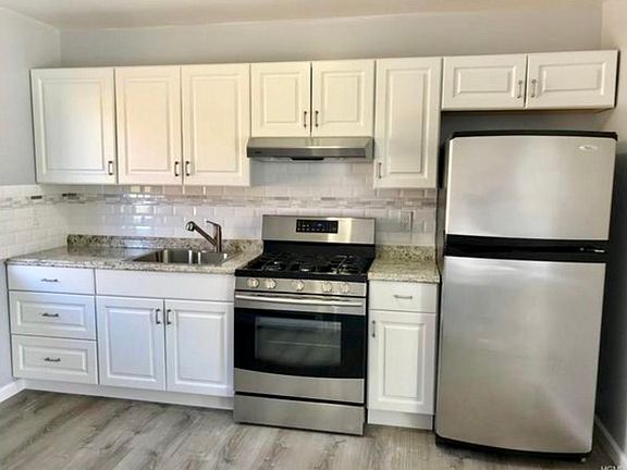 5th image of 284 Davis Ave #1