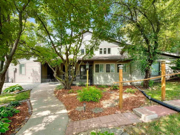 115 9th St NE, Waverly, IA 50677