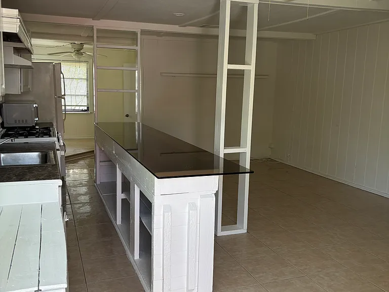2571 NE Palm Ave #C — Photo 3