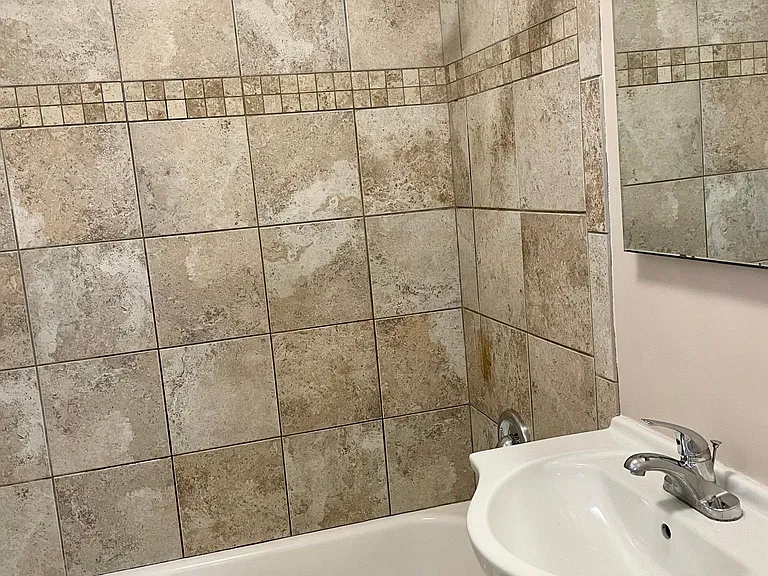Full bathroom (with tub) on the 2nd floor
