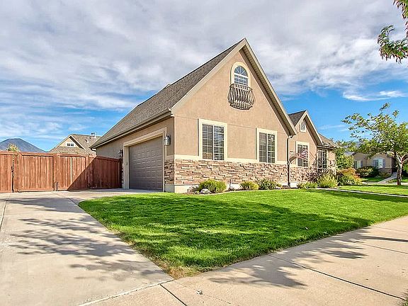 Large driveway. RV Parking.