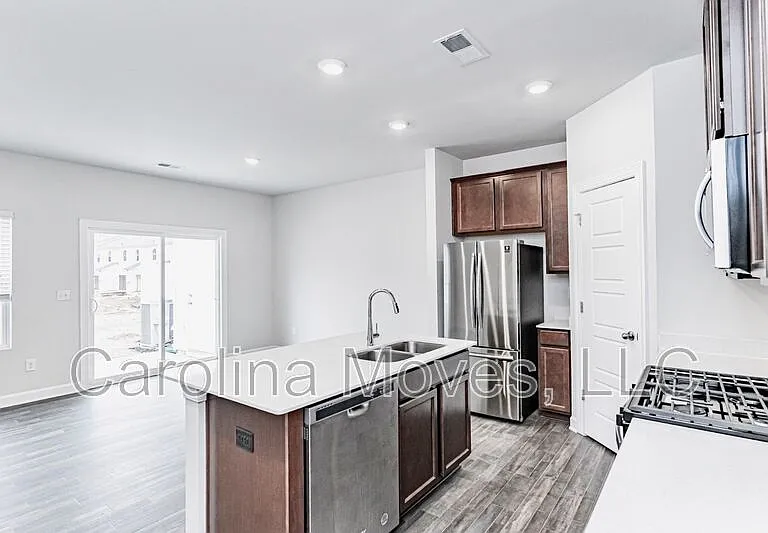 225 Telford Dr — Photo 2