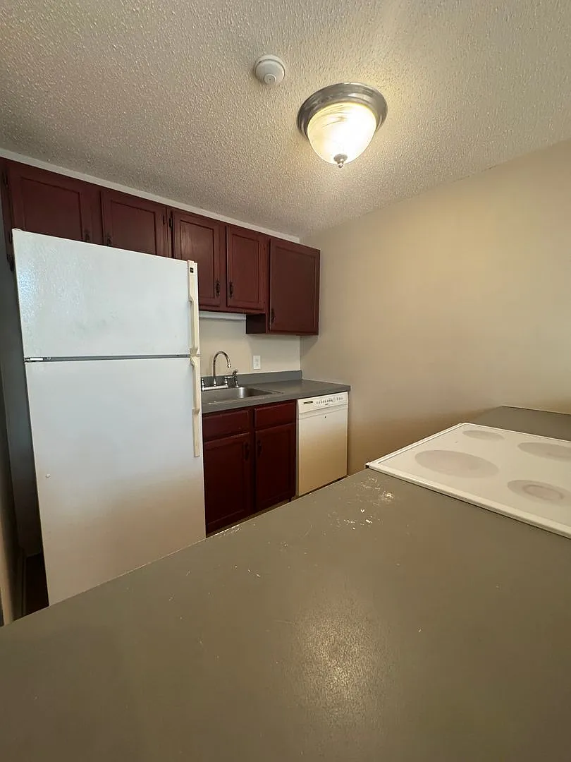2 bedroom with loft in downtown Quechee — Photo 2
