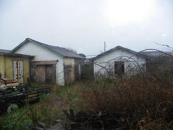 5th image of 3328 Summer St