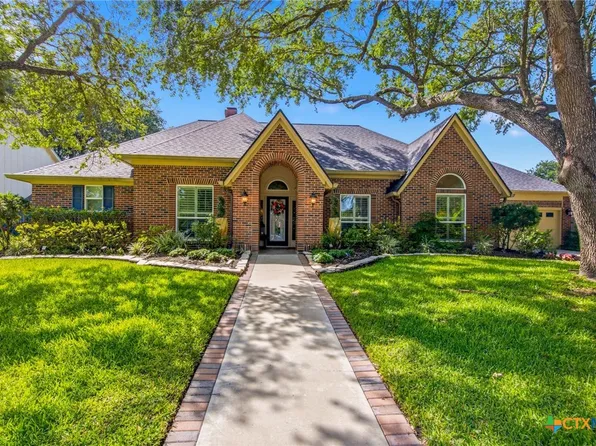 702 Masters Dr, Victoria, TX 77904