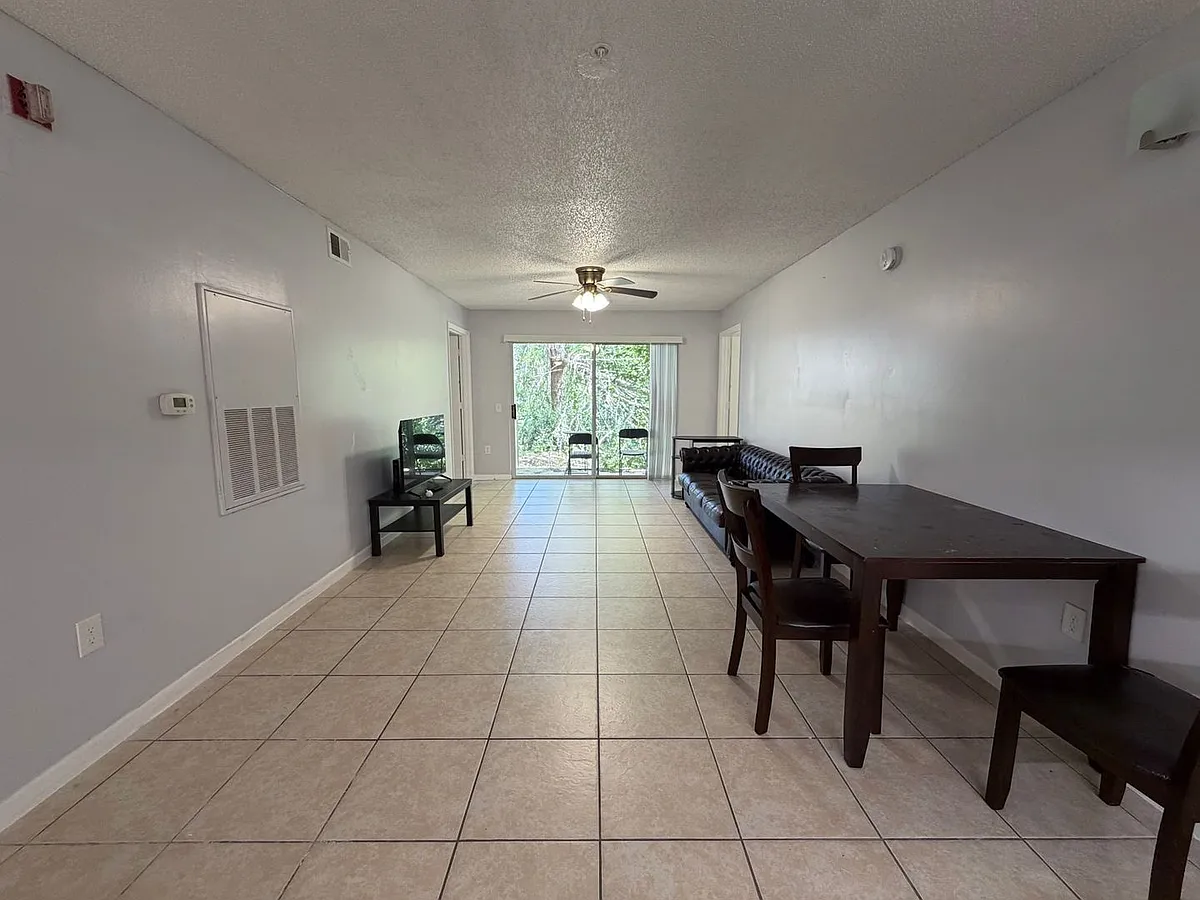 Building Photo - 3921 SW 34th St #301