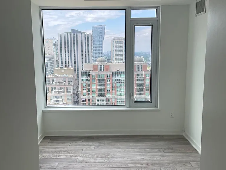 11 Yorkville Ave W #1913 — Photo 15