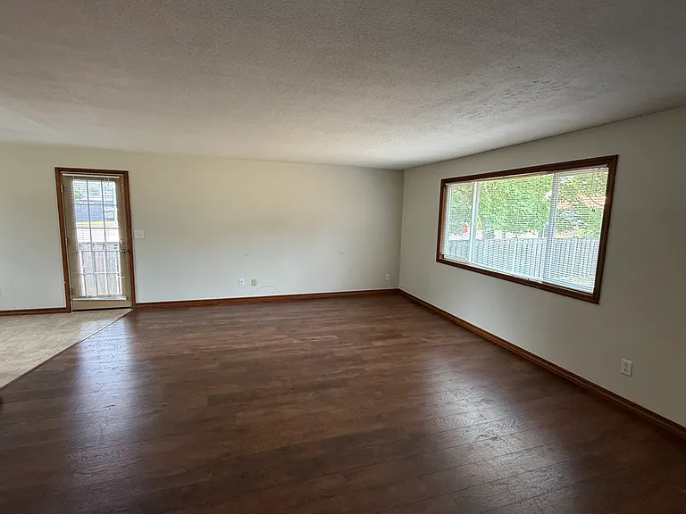 780 Oakhill Ave SE — Photo 3