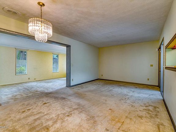 4th image of 3121 Beachwood Blvd