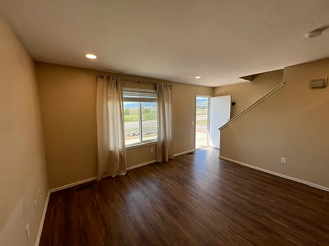 MAIN LEVEL LIVING ROOM.