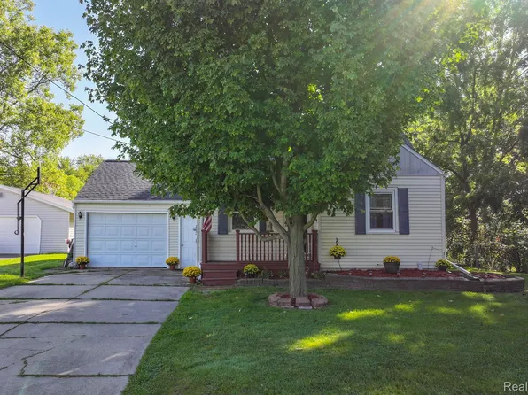 2488 Stockbridge St, Burton, MI 48509