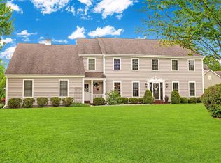 N74W15675 Stonewood Dr, Menomonee Falls, WI 53051