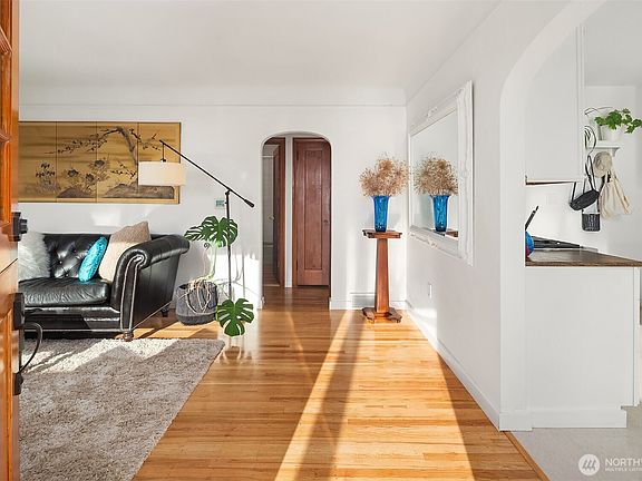 5th image of 9326 California Avenue SW