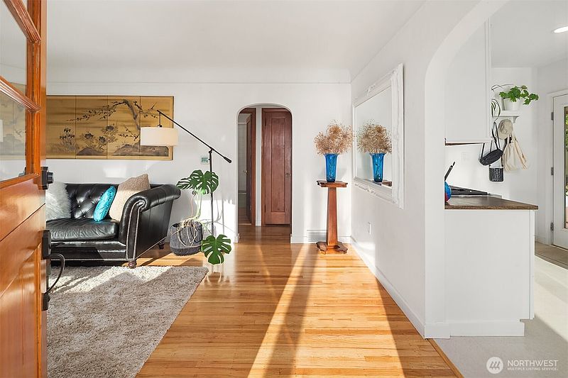 5th image of 9326 California Avenue SW