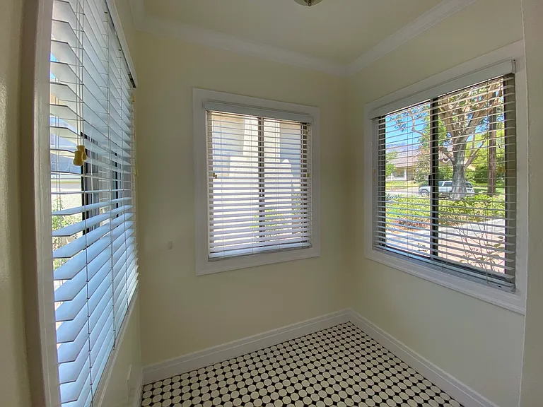 1051 N Wilson Ave — Photo 8