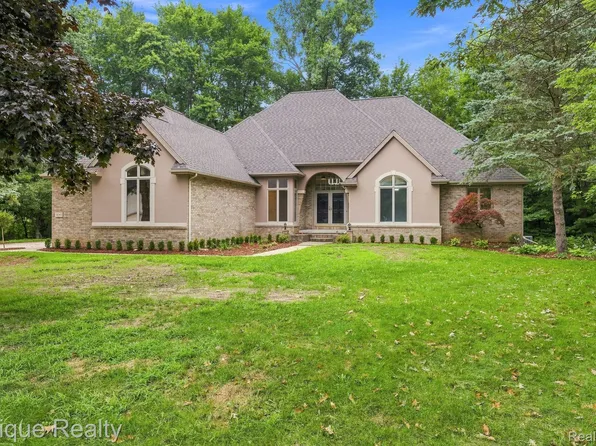 3040 Oak Moss Ct, Fort Gratiot, MI 48059