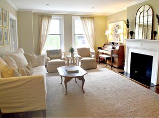 210 E Pearson St APT 1A, Chicago, IL 60611