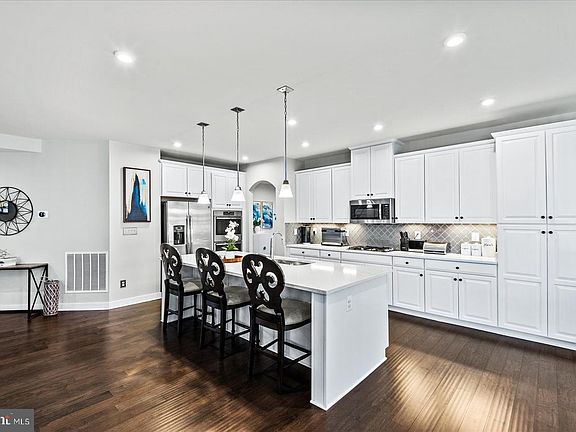 2nd image of 105 Oak Rd