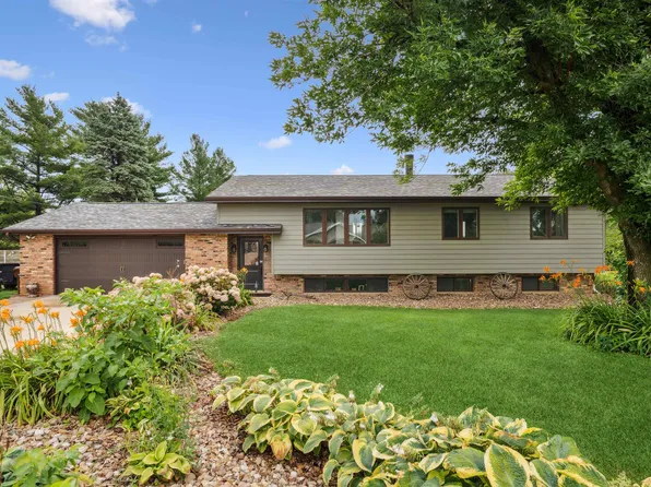 8800 Melissa Ct, Dubuque, IA 52003