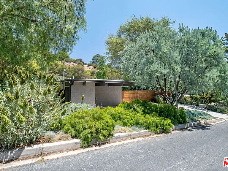 8967 Wonderland Park Ave — Photo 38