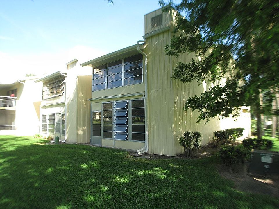 2nd image of 590 Fairways Cir #A