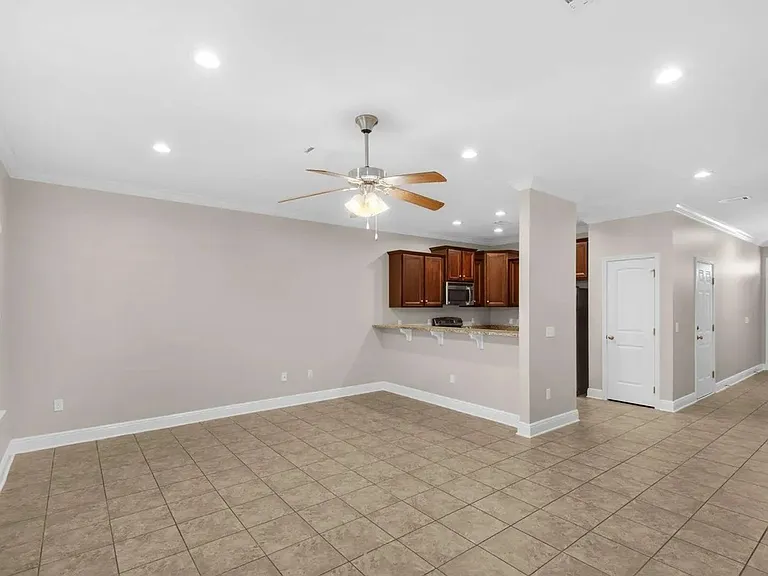 17 W Shady Oaks Ln #C — Photo 4