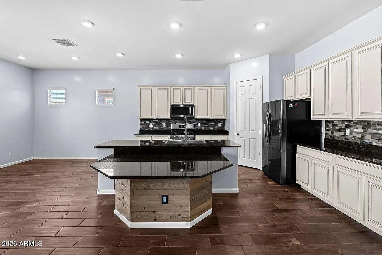 5 bed, 3.0 bath, 2565 sqft, $2,500 — Photo 2