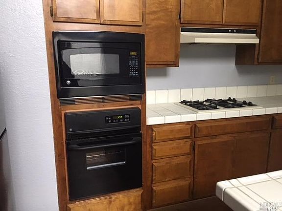 3rd image of 1319 Hawthorne Ct