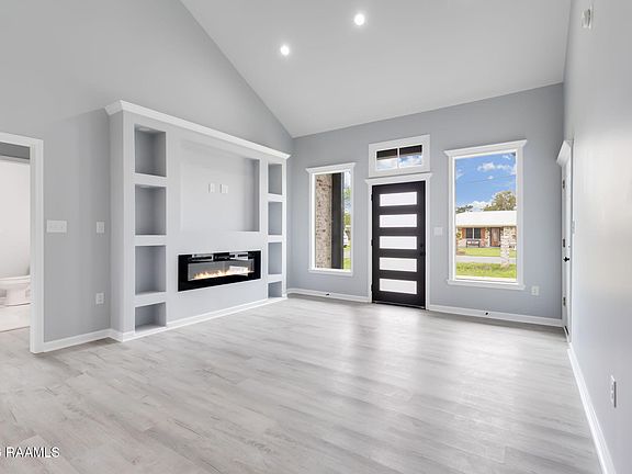 3rd image of 189 Garnet Dr