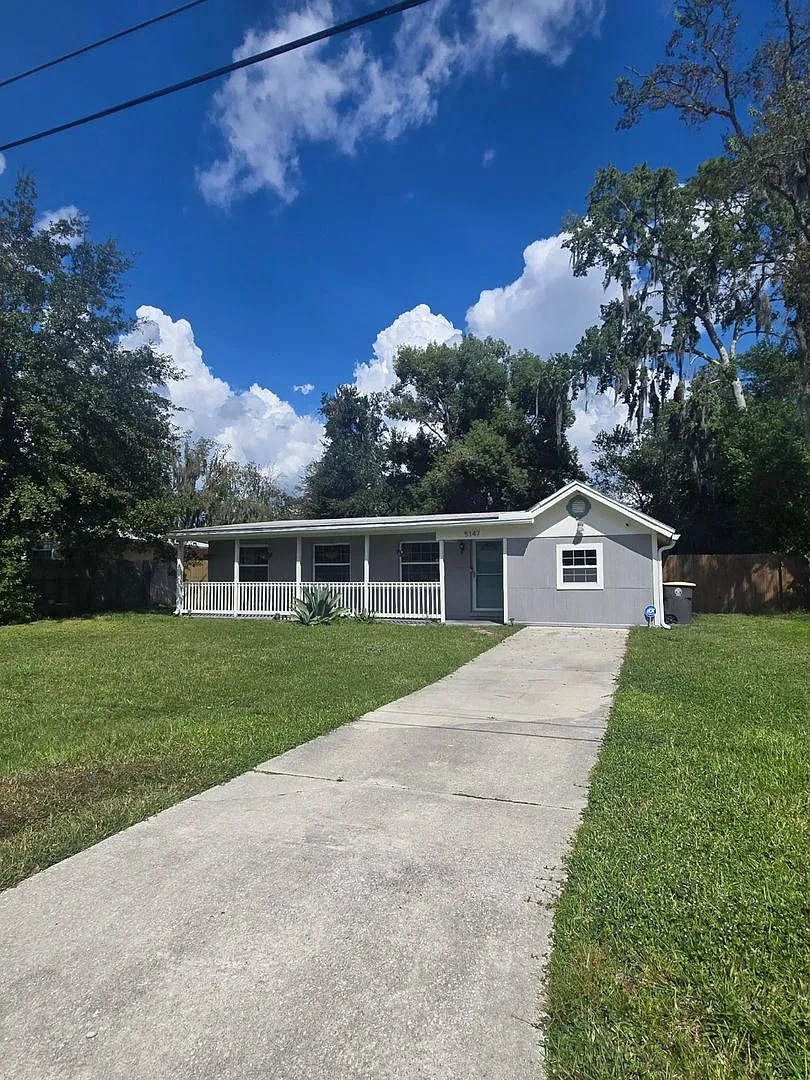 Contemporary Split Floor Plan-Fenced in yard — Photo 1