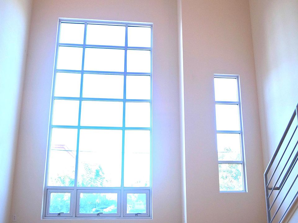 20' ceiling in the main living space