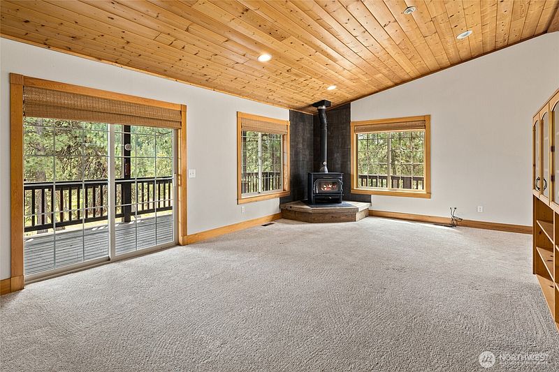 4th image of 960 Forest Grove