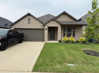 645 Olympic Way, Red Oak, TX 75154