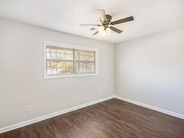 1602 Sycamore Dr NW — Photo 7