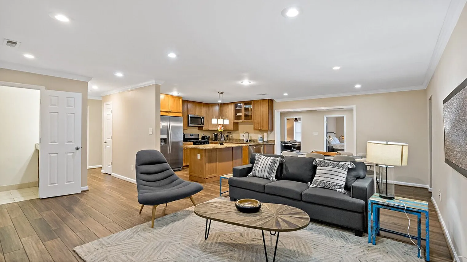 5 bed, 4.5 bath, $8,646 — Photo 2