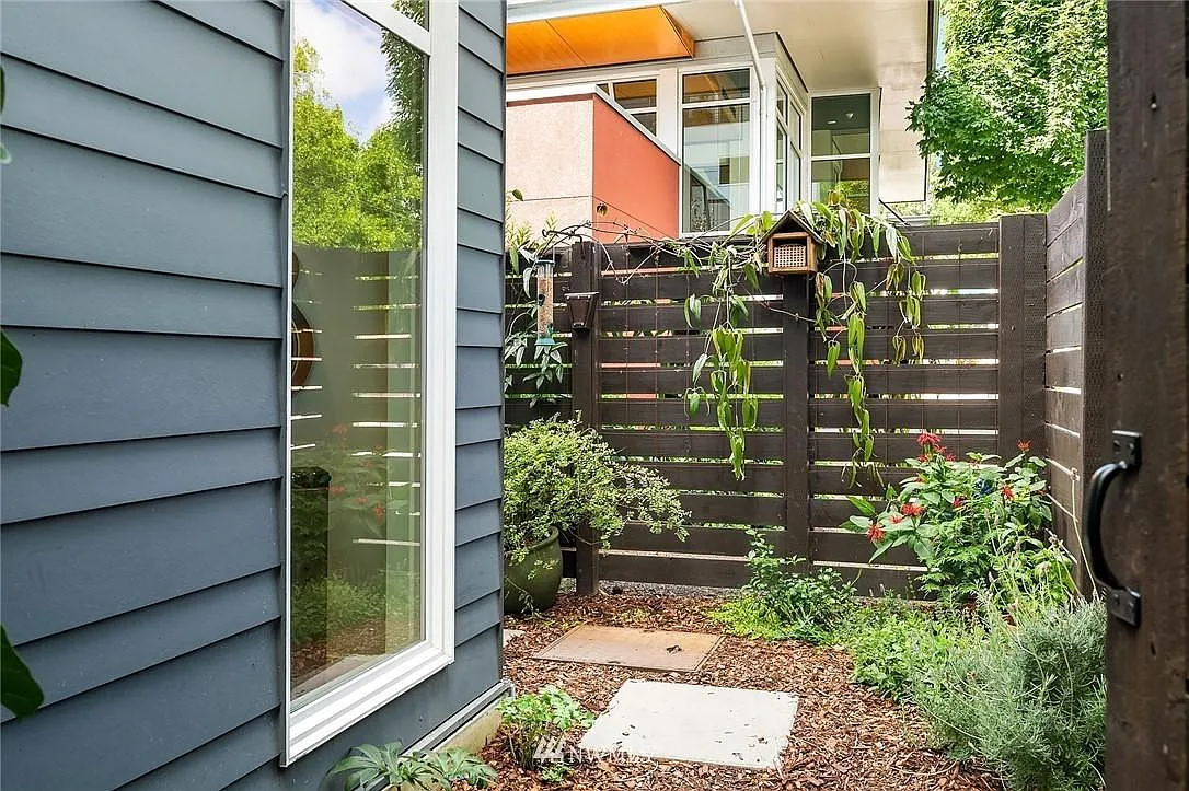 S Cloverdale St, Seattle — Photo 4