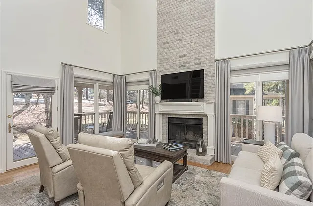 1023 Clubhouse Ln — Photo 4