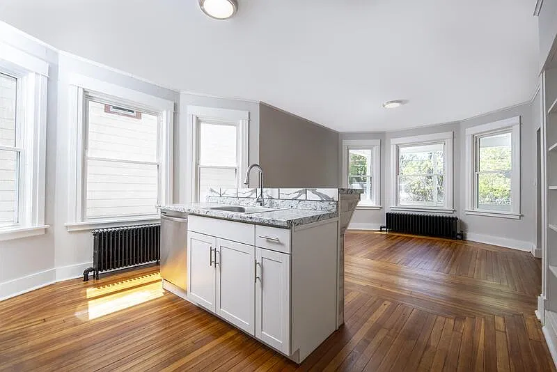 4 bed, 1.0 bath, 1200 sqft, $2,400 — Photo 3