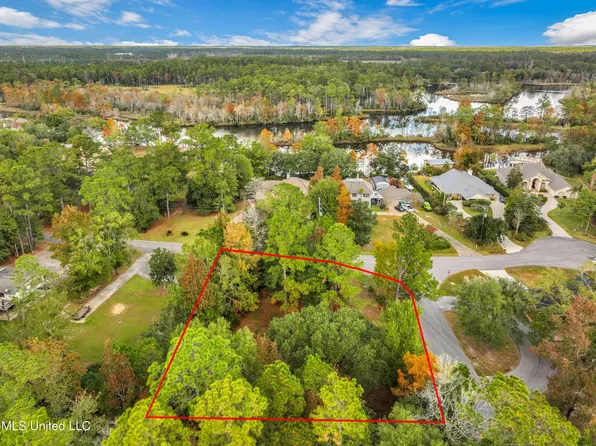 8372 Maunalani Pl, Diamondhead, MS 39525