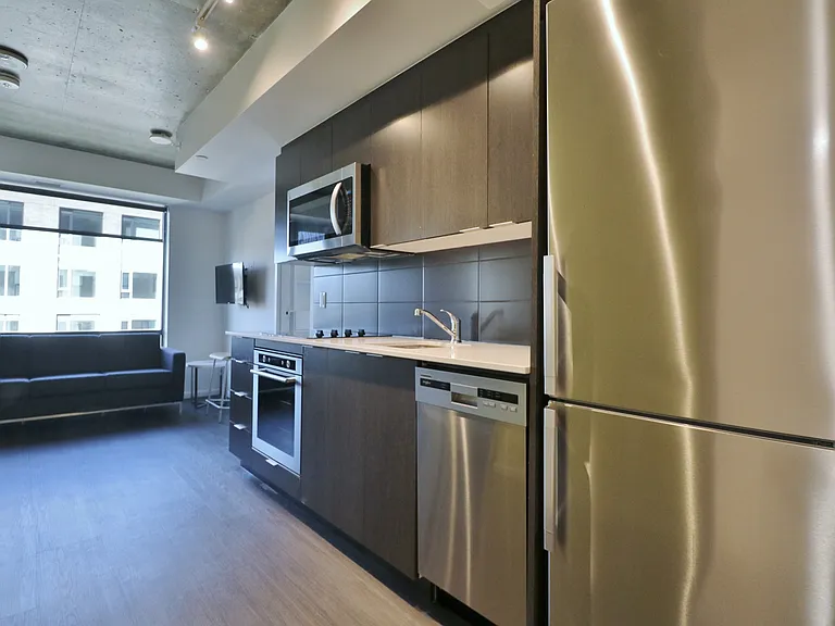 105 Champagne Ave S — Photo 80