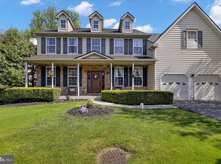 5 Oxford Dr, Morgantown, PA 19543